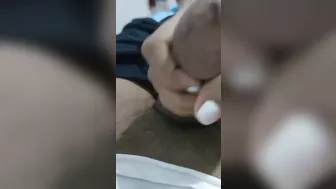 بت جامده الواد بيصورها وهي نازله في زبه مص بكل هيجان