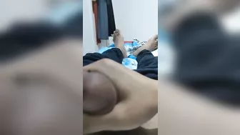 بت جامده الواد بيصورها وهي نازله في زبه مص بكل هيجان