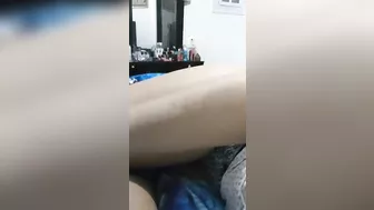 بت جامده الواد بيصورها وهي نازله في زبه مص بكل هيجان