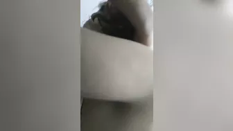 بت جامده الواد بيصورها وهي نازله في زبه مص بكل هيجان