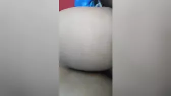 احلى طيز بلدي ملبن بتتناك على السرير بعنف وتتصور