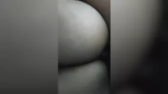 احلى طيز بلدي ملبن بتتناك على السرير بعنف وتتصور