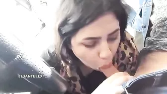مصريه ماسكه في زب حبيبها وفشخاه مص في العربيه