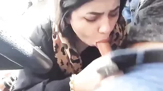 مصريه ماسكه في زب حبيبها وفشخاه مص في العربيه