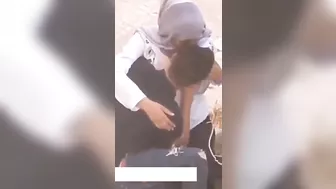 محجبه حبيبها نازل في بزازها تقفيش ومص في الشارع