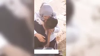 محجبه حبيبها نازل في بزازها تقفيش ومص في الشارع