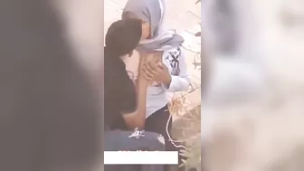 محجبه حبيبها نازل في بزازها تقفيش ومص في الشارع