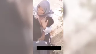 محجبه حبيبها نازل في بزازها تقفيش ومص في الشارع