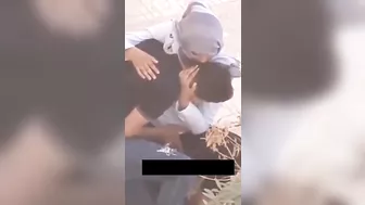 محجبه حبيبها نازل في بزازها تقفيش ومص في الشارع