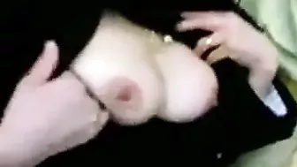 عراقية محجبة بتهيج حبيبها على بزازها وتتفشخ نيك