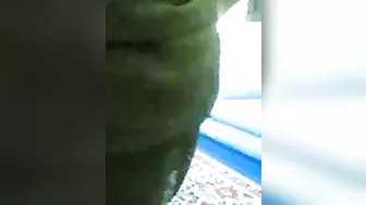 عراقية محجبة بتهيج حبيبها على بزازها وتتفشخ نيك