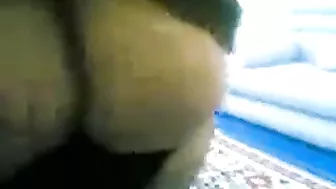 عراقية محجبة بتهيج حبيبها على بزازها وتتفشخ نيك