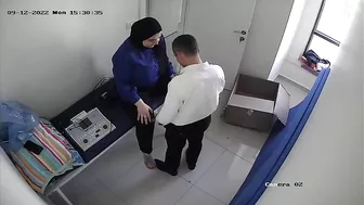 قحبه عربيه صاحبها في الشغل بينيكها وبيصورها من السقف