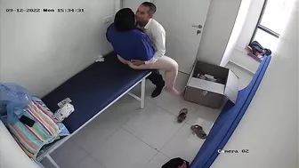 قحبه عربيه صاحبها في الشغل بينيكها وبيصورها من السقف