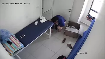 قحبه عربيه صاحبها في الشغل بينيكها وبيصورها من السقف