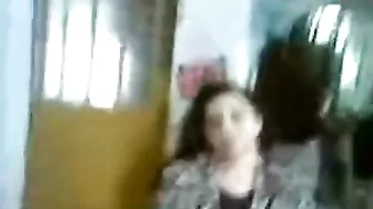 ميلف عراقية ينيكها ابن جارها ويفضحها بالفيديو