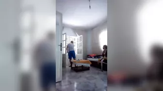 قحبه عربيه جارها بينيكها خلفي وبيصورها بدون علمها