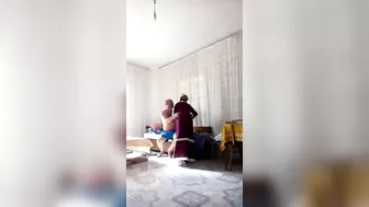 قحبه عربيه جارها بينيكها خلفي وبيصورها بدون علمها