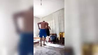 قحبه عربيه جارها بينيكها خلفي وبيصورها بدون علمها