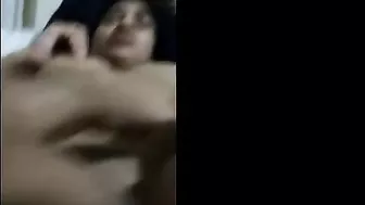 ملفايه بلدي اخوها بيرضع بزازها وتفتحله كسها على الاخر