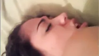 الفاجره نيامه وبتخليه يصورها وتتناك من ورا مع عشيقها