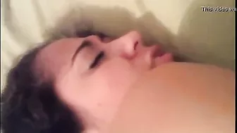 الفاجره نيامه وبتخليه يصورها وتتناك من ورا مع عشيقها