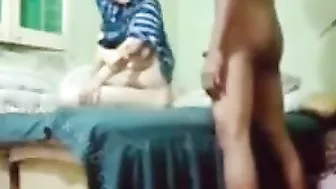 لبوه جامده بجسم نار الواد بينططها على زبه وصوتها عالي