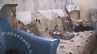 واد دخل على جارته بيرضع في بزازها وينيكها على الكنبه