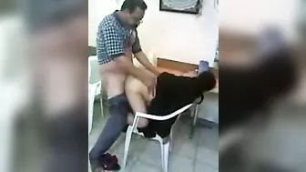 عراقية محجبة مديرها ينيكها خلفي على الكرسي في المكتب