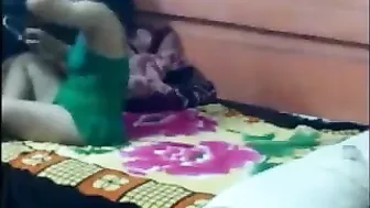 لبوه رافعه طيزها وتاخد الزب كامل وتتوجع بصوت عالي