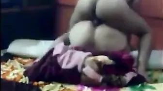 لبوه رافعه طيزها وتاخد الزب كامل وتتوجع بصوت عالي