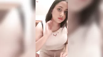 مربربة ماسكه البزاز الكبيرة وتقفشهم وتعرض جسمها