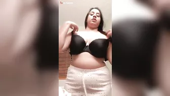 مربربة ماسكه البزاز الكبيرة وتقفشهم وتعرض جسمها