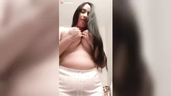 مربربة ماسكه البزاز الكبيرة وتقفشهم وتعرض جسمها