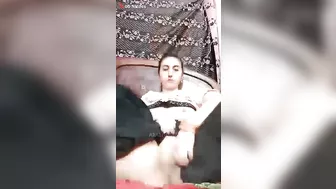 بنوتة شرموطة فاتحه كسها على السرير وبتصور لحبيبها