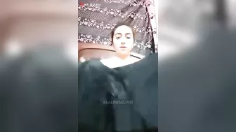 بنوتة شرموطة فاتحه كسها على السرير وبتصور لحبيبها