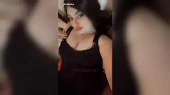 قحبة خليجية تعرض جسمها وتقفش بزازها المدورة لحبيبها