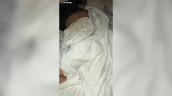 بنوته اخوها بيدخل عليها وهي نايمه ويحط زبه في طيزها