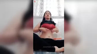 متناكة مصرية من مدينة نصر بتطلع بزازها الملبن وتعرض