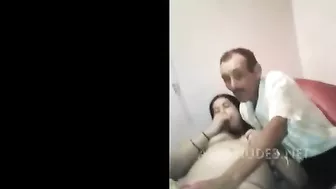 ديوث مقلع بنته وبيصورها ويلعب في كسها وبزازها