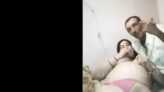 ديوث مقلع بنته وبيصورها ويلعب في كسها وبزازها