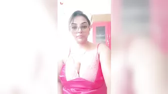 مزه ملبن واقفه تتصور بالقميص الاحمر وتقفش بزازها