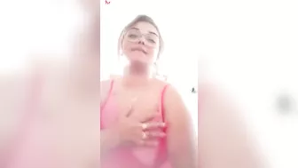 مزه ملبن واقفه تتصور بالقميص الاحمر وتقفش بزازها