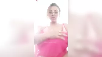مزه ملبن واقفه تتصور بالقميص الاحمر وتقفش بزازها