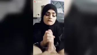 قحبه محبجه بتدلك زب عشيقها ومستمتعه على الاخر وبتتفضح