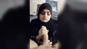 قحبه محبجه بتدلك زب عشيقها ومستمتعه على الاخر وبتتفضح
