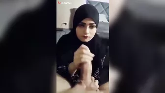 قحبه محبجه بتدلك زب عشيقها ومستمتعه على الاخر وبتتفضح