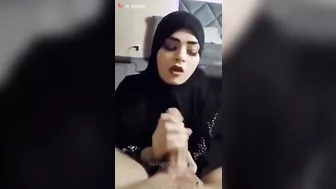 قحبه محبجه بتدلك زب عشيقها ومستمتعه على الاخر وبتتفضح