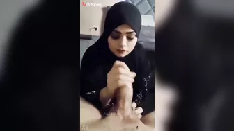 قحبه محبجه بتدلك زب عشيقها ومستمتعه على الاخر وبتتفضح