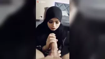 قحبه محبجه بتدلك زب عشيقها ومستمتعه على الاخر وبتتفضح